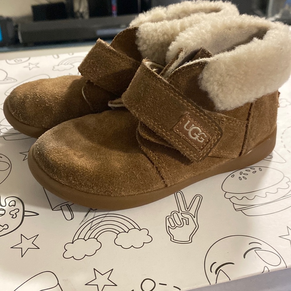Kids UGGS strapped boots
